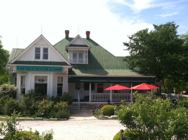This place isn't anywhere near as cheesy as i wanted it to be but it does come equipped with a cute waiter and good southern comfort food!